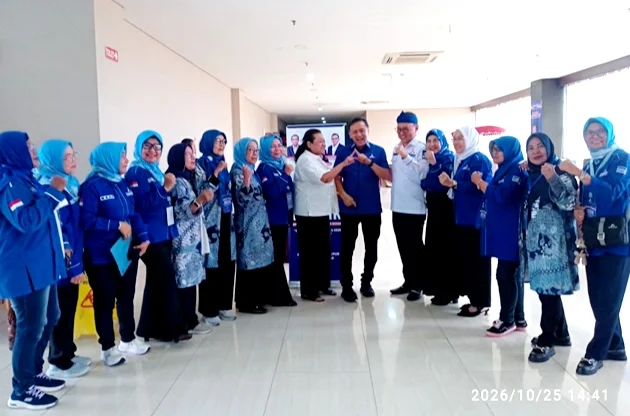Andi Malarangeng, Ronny Hermawan dan Ketum PDRI, Fitri Cahyaningsih, foto bersama PDRI Kota Bekasi.